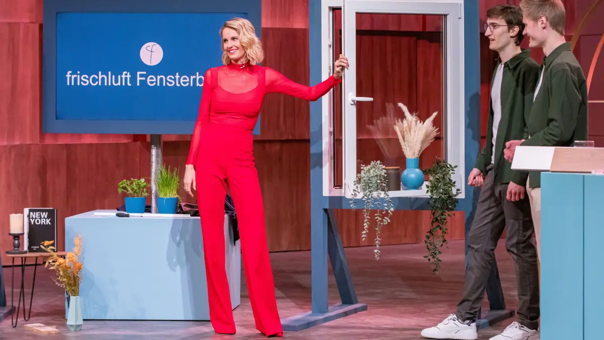 Janna Ensthaler testet das frischluft Fensterbrett.