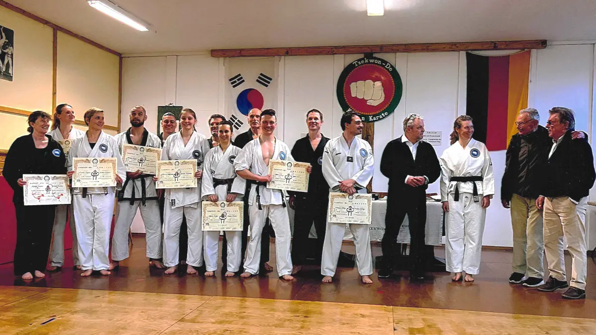 Zwölf Kampfsportler haben in der Sportschule Lechner in Senden Meisterprüfungen in Taekwondo und Allkampf-Jitsu abgelegt.