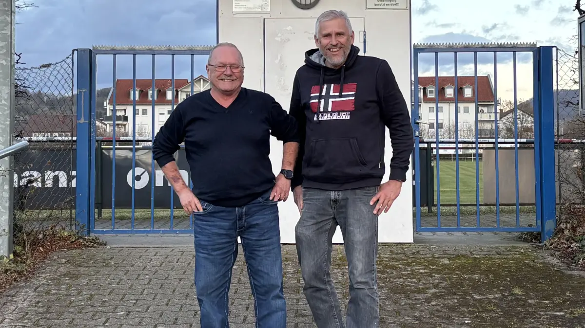 Carsten Henselek (rechts) und sein Vize Dieter Haap stehen vor dem Mössinger Eroglu-Stadion – und großen Herausforderungen.