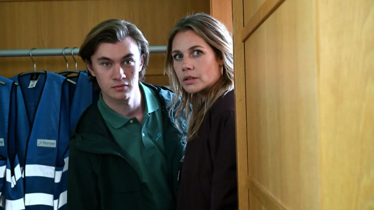 Beke Rieper (Felicitas Woll, r.) begleitet den Azubi Jona Feldhorn (Alessandro Schuster, l.) bei dessen Aufgaben. Ihr wird schnell klar, dass der junge Mann mehr auf dem Kasten hat als Zähler abzulesen. Jona entpuppt sich als Umweltaktivist und freut sich diebisch über den Stromausfall.