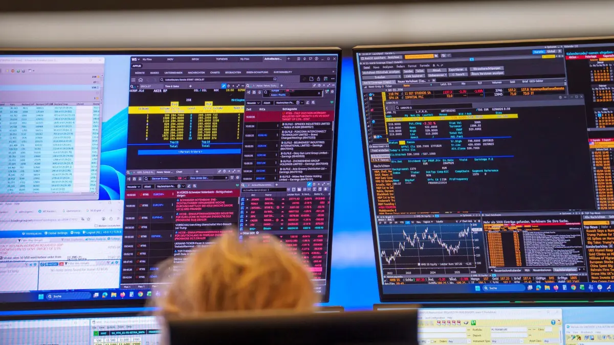 Börse Frankfurt: ARCHIV - 02.03.2026, Hessen, Frankfurt/Main: Eine Händlerin schaut im Handelssaal an der Börse auf ihre Bildschirme. (zu dpa: «Waffenruhe drückt Ölpreise – Trendwende bei Sprit in Sicht») Foto: Andreas Arnold/dpa +++ dpa-Bildfunk +++