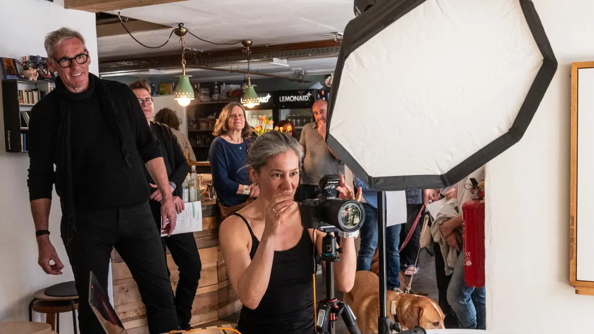 Gesichter gegen rechts - der Organisator Holger Wilms und die Fotografin Anne Manke beim Fotoshooting im Franzwerk in Tübingen
