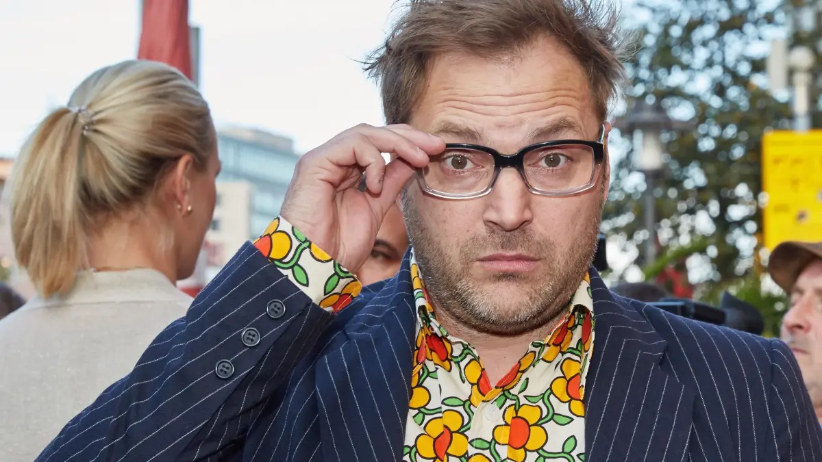 Paul Panzer: ARCHIV - 05.09.2015, Hamburg: ARCHIV - Komiker Dieter Tappert, alias Paul Panzer richtet seine Brille am 06.09.2015 bei der Charity-Gala «Nacht der Legenden» in Hamburg. Foto\ Georg Wendt/dpa +++(c) dpa - Bildfunk+++ (zu dpa: «Comedian Paul Panzer sagt wegen Trauerfalls Auftritte ab») Foto: Georg Wendt/dpa +++ dpa-Bildfunk +++