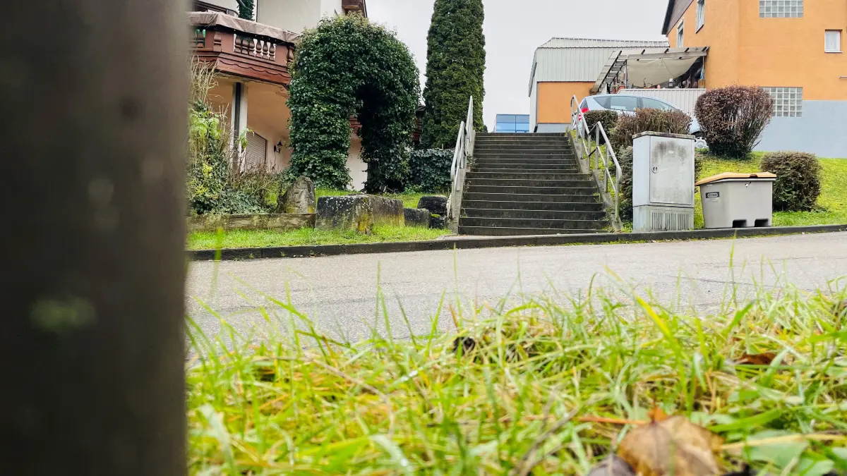 An dieses Geländer hat der Zeuge die Abholerin gefesselt.