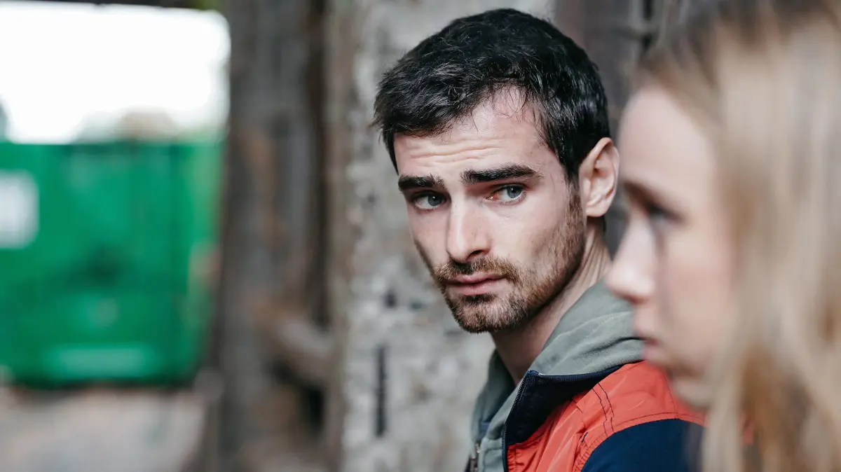 XARD/SWR WER OHNE SCHULD IST, "Fernsehfilm Deutschland 2024", am Mittwoch (13.05.26) um 20:15 Uhr im ERSTEN.Pia (Johanna Götting) weiß, dass Paul (Aaron Hilmer) sich in der Nacht des Festes geprügelt hat.© SWR/Anita Krämer, honorarfrei - Verwendung gemäß der AGB im engen inhaltlichen, redaktionellen Zusammenhang mit genannter SWR-Sendung und bei Nennung "Bild: SWR/Anita Krämer" (S2). SWR Presse/Bildkommunikation, Baden-Baden, Tel: 07221/929-22202, foto@swr.de.XXX
