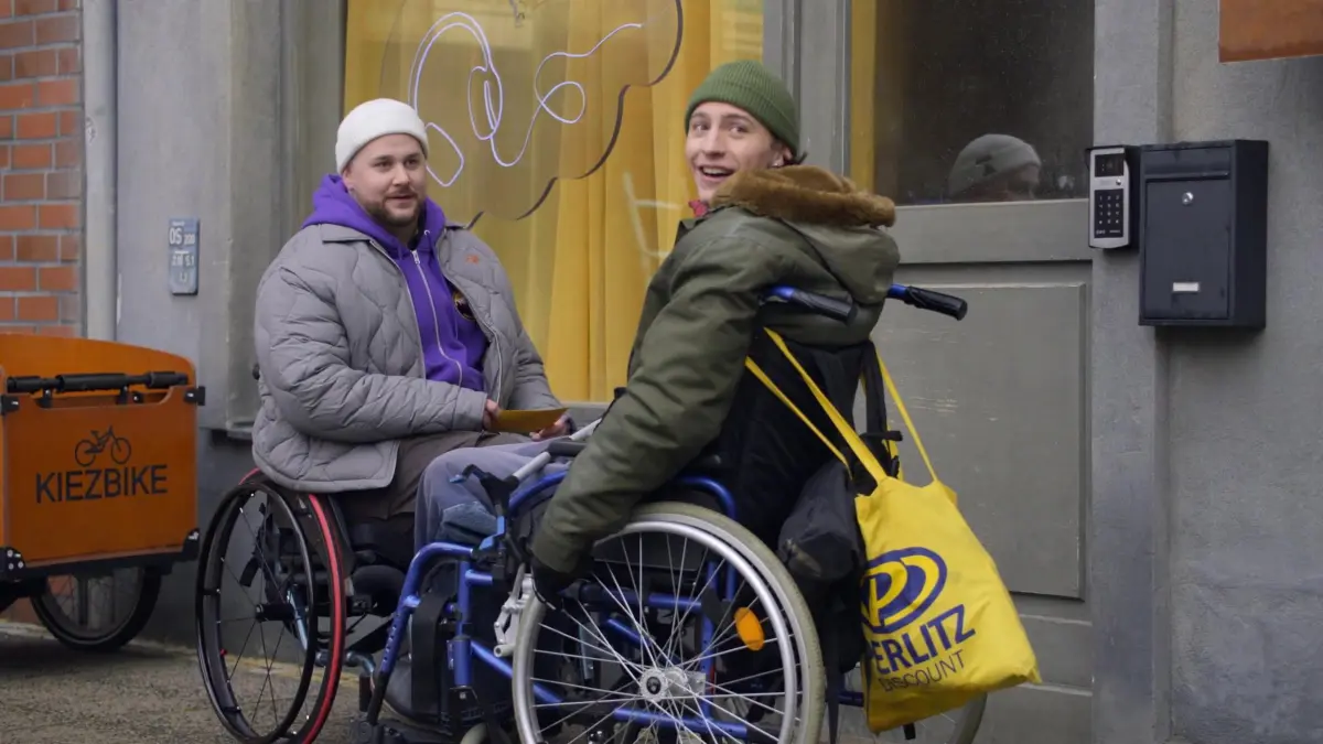 Jonas (Felix van Deventer, l.) hat den Obdachlosen Mats (Béla Kampschulte) vor ein paar Wochen kennengelernt.