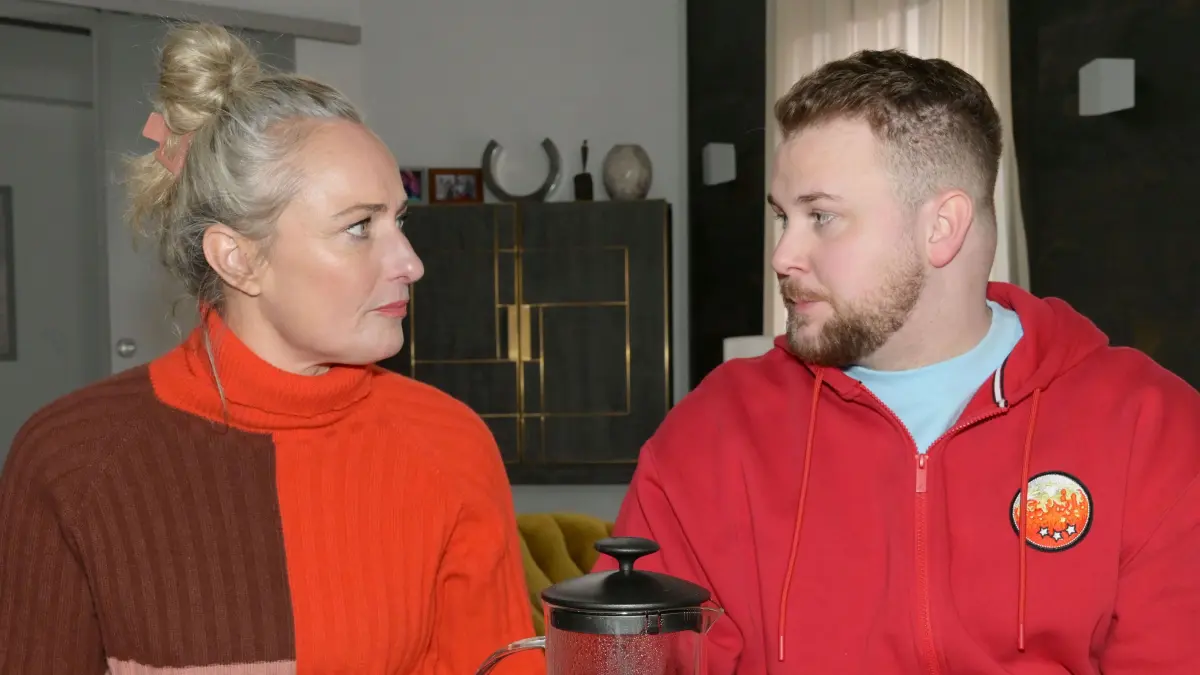 Maren (Eva Mona Rodekirchen) und Jonas (Felix van Deventer) überlegen, wie sie dem obdachlosen Mats helfen könnten.