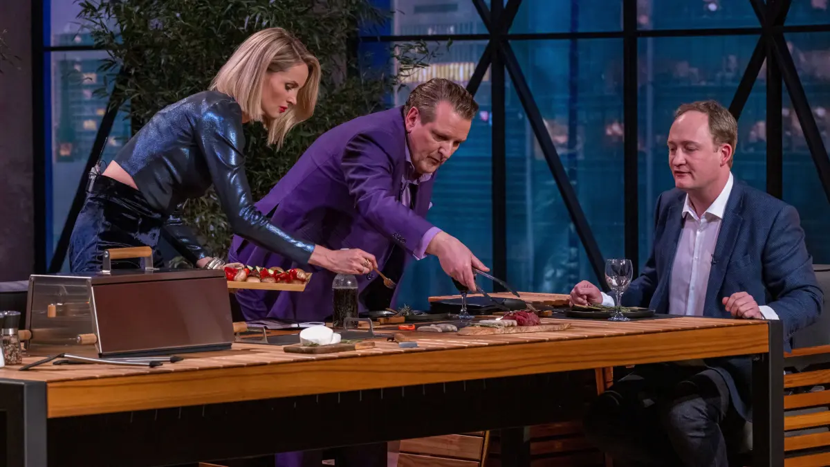 Nils Dethloff (r.) überzeugt nicht nur mit seinem Produkt, sondern auch mit einem leckeren Essen.