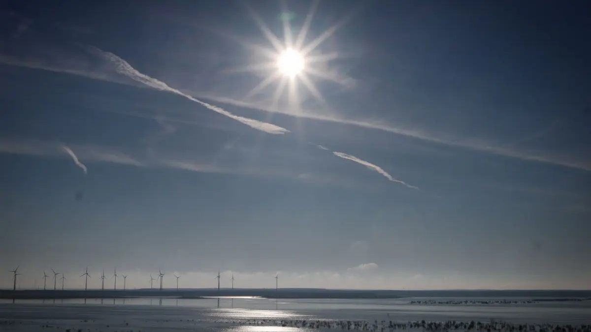 Wetter in Brandenburg - Cottbuser Ostsee: 09.04.2026, Brandenburg, Cottbus: Die Sonne scheint über dem Cottbuser Ostsee. Der Tagebaurestsee war seit April 2019 geflutet worden und hatte im Dezember 2024 seinen Zielwasserstand erreicht. Eine touristische Nutzung des Sees ist voraussichtlich ab 2030 möglich, wenn die Ufersicherung und die Entwicklung vollzogen sind. Foto: Soeren Stache/dpa +++ dpa-Bildfunk +++