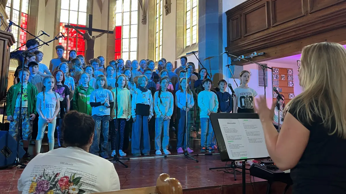 In Gaildorf wird während der Musicalwoche des ejw in den Osterferien fleißig in der evangelischen Stadtkirche geprobt. Rund 50 Kinder sind mit dabei.