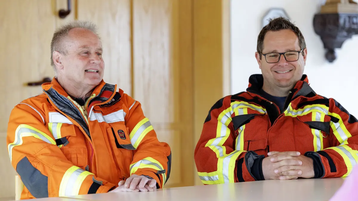 Die Kommandanten der Freiwilligen Feuerwehr Deggingen, Gerhard Aßfalg (links) und der Freiwilligen Feuerwehr Bad Ditzenbach, Michael Ziegelin (recht) im Interview mit Heike Allmendinger, Redakteurin der Geislinger Zeitung. Im Nachgang beantworten die beiden Kommandanten Fragen zum Einsatz am 2.April 2026. Es waren 1000 Liter Tensid aus einem LKW in die Fils gelangt wobei ein großer Schaumteppich gebildet hatte.