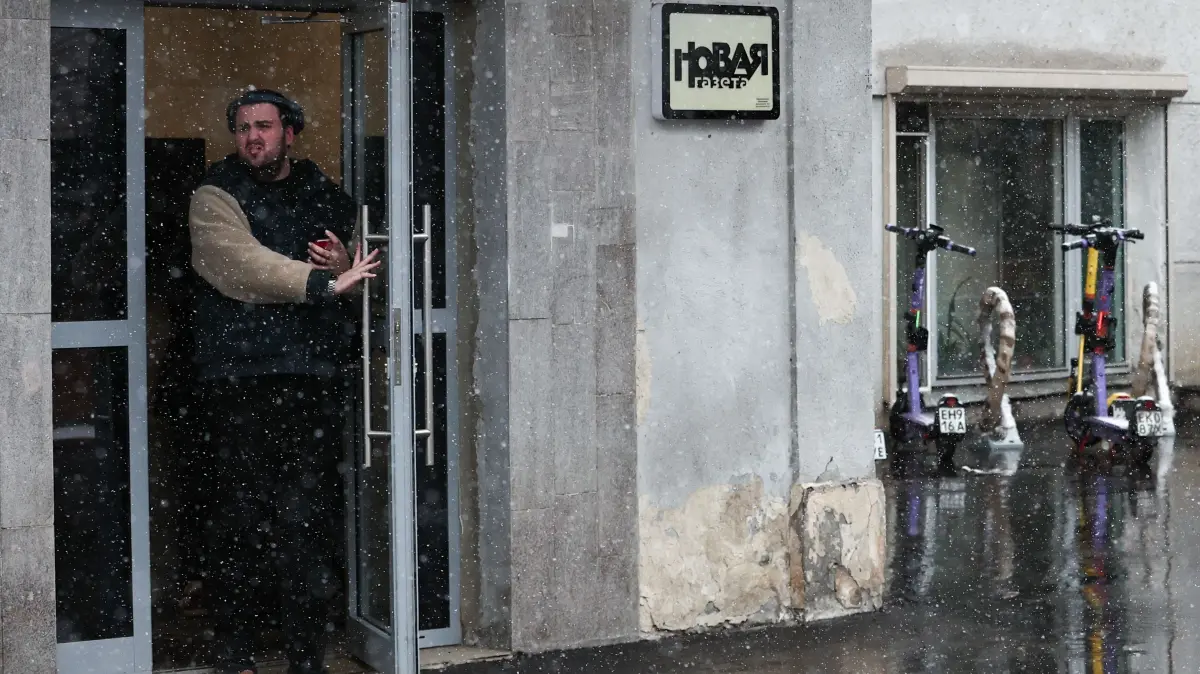 Durchsuchungen in den Moskauer Redaktionsräumen der Zeitung Nowaja Gaseta: RUSSIA, MOSCOW - APRIL 9, 2026: A man leaves the Novaya Gazeta editorial office, where investigative actions are taking place. Sofya Sandurskaya/TASS / action press