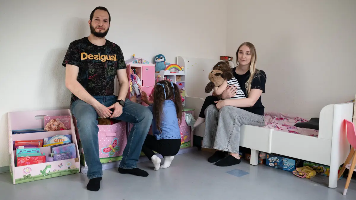 Tagblatt Wohnserie: Vanessa El Agha mit ihrem Mann und den beiden Töchtern im Kinderzimmer.