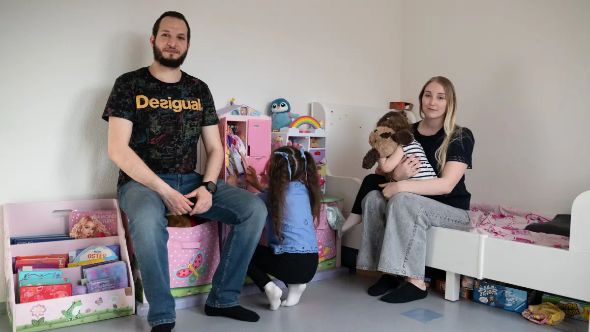 Tagblatt Wohnserie: Vanessa El Agha mit ihrem Mann und den beiden Töchtern im Kinderzimmer.