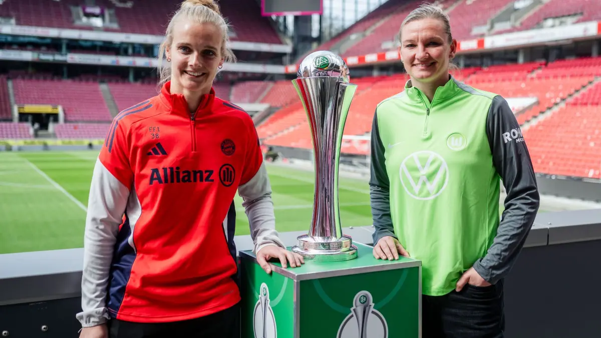 Pressekonferenz DFB-Pokalfinale der Frauen: 09.04.2026, Nordrhein-Westfalen, Köln: Fußball, Frauen, Pressekonferenz zum DFB-Pokalfinale, die Spielerinnen Anna Klink (l, FC Bayern München) und Alexandra Popp (VfL Wolfsburg) stehen neben dem DFB-Pokal im Rhein-Energie-Stadion. Der FC Bayern München und der VfL Wolfsburg treffen im Finale am 16.05.2026 aufeinander. Foto: Marius Becker/dpa +++ dpa-Bildfunk +++