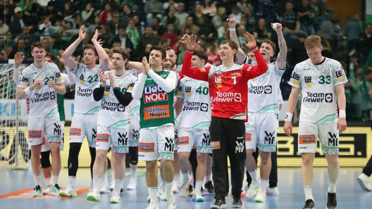Handball DAIKIN HBL, SC DHfK Leipzig - FRISCH AUF! Göppingen; 09.04.2026: Handball DAIKIN HBL, SC DHfK Leipzig - FRISCH AUF Göppingen 09.04.2026 Das Team von Göppingen jubelt über den Sieg in Richtung eigene Fans. Handball, DAIKIN HBL, 1. Bundesliga, Saison 2025/ 2026, 28. Spieltag: SC DHfK Leipzig vs. FRISCH AUF Göppingen am 09.04.2026 in der Quarterback Immobilien Arena Leipzig. *** Handball DAIKIN HBL, SC DHfK Leipzig FRISCH AUF Göppingen 09 04 2026 The Göppingen team celebrates the victory in the direction of their own fans Handball, DAIKIN HBL, 1 Bundesliga, Season 2025 2026, 28 Matchday SC DHfK Leipzig vs FRISCH AUF Göppingen on 09 04 2026 at Quarterback Immobilien Arena Leipzig Copyright: xBEAUTIFULxSPORTS/JanxKaeferx