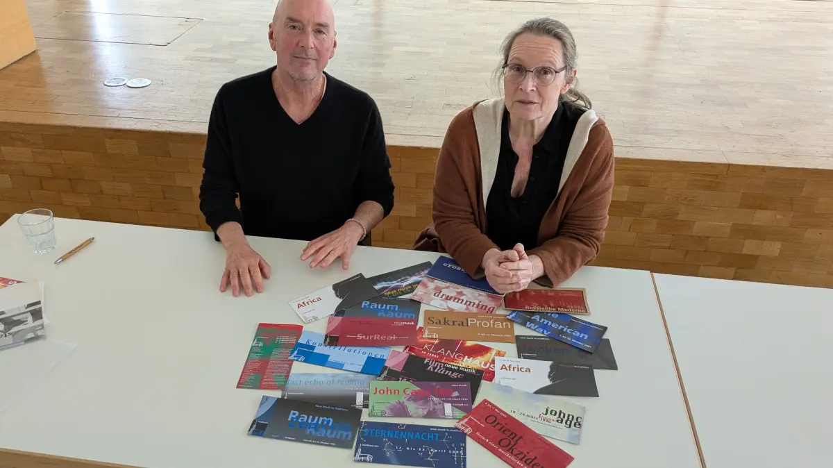 Festivalleiter Jürgen Grözinger und Stadthaus-Chefin Karla Nieraad mit dem Flyern aus 30 Jahren Neue Musik.