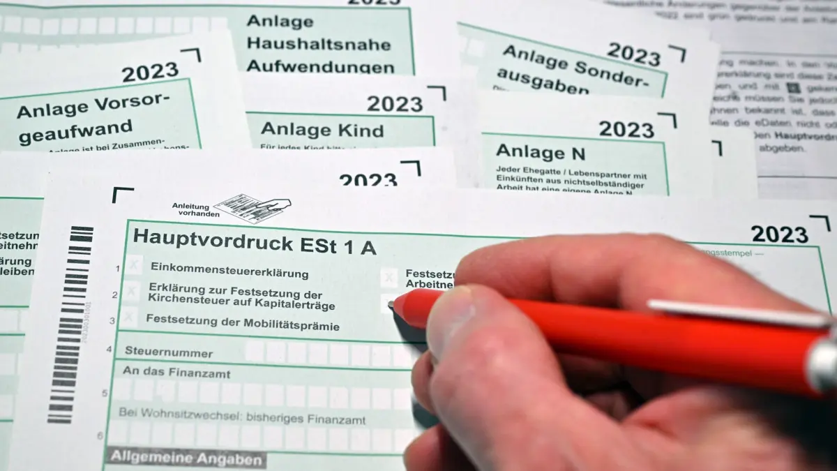 Steuererklärung: PRODUKTION - 16.01.2024, Thüringen, Erfurt: Formulare für die Einkommenssteuererklärung mit Anlagen liegen auf einem Schreibtisch. (zu dpa: «Finanzamt kann für erste Bürger Steuerklärung übernehmen») Foto: Martin Schutt/dpa +++ dpa-Bildfunk +++