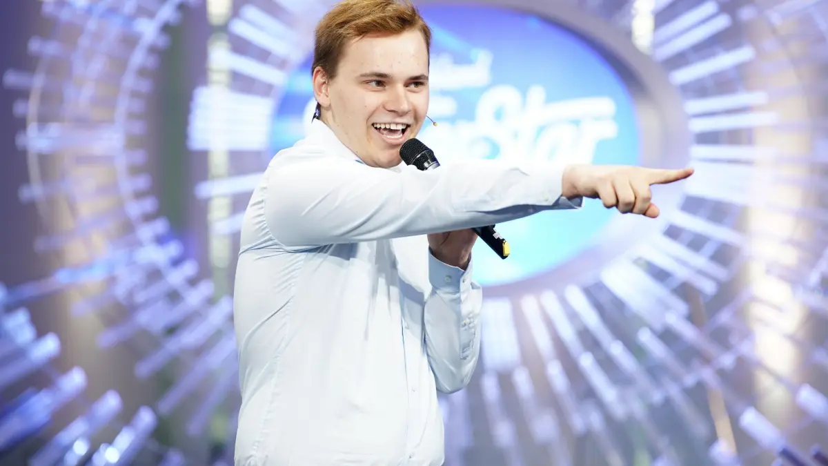 Jean-Luc Wagner performt zwei Songs vor der Jury.