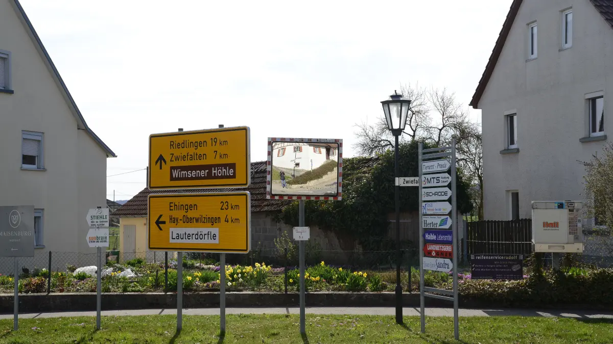 Schilderwald an der Kreuzung Zwiefalter Straße/Holzgasse in Hayingen: Das Planungsbüro regt an, dei Zeichen zusammenzufassen und den gewonnenen Platz aufzuwerten.