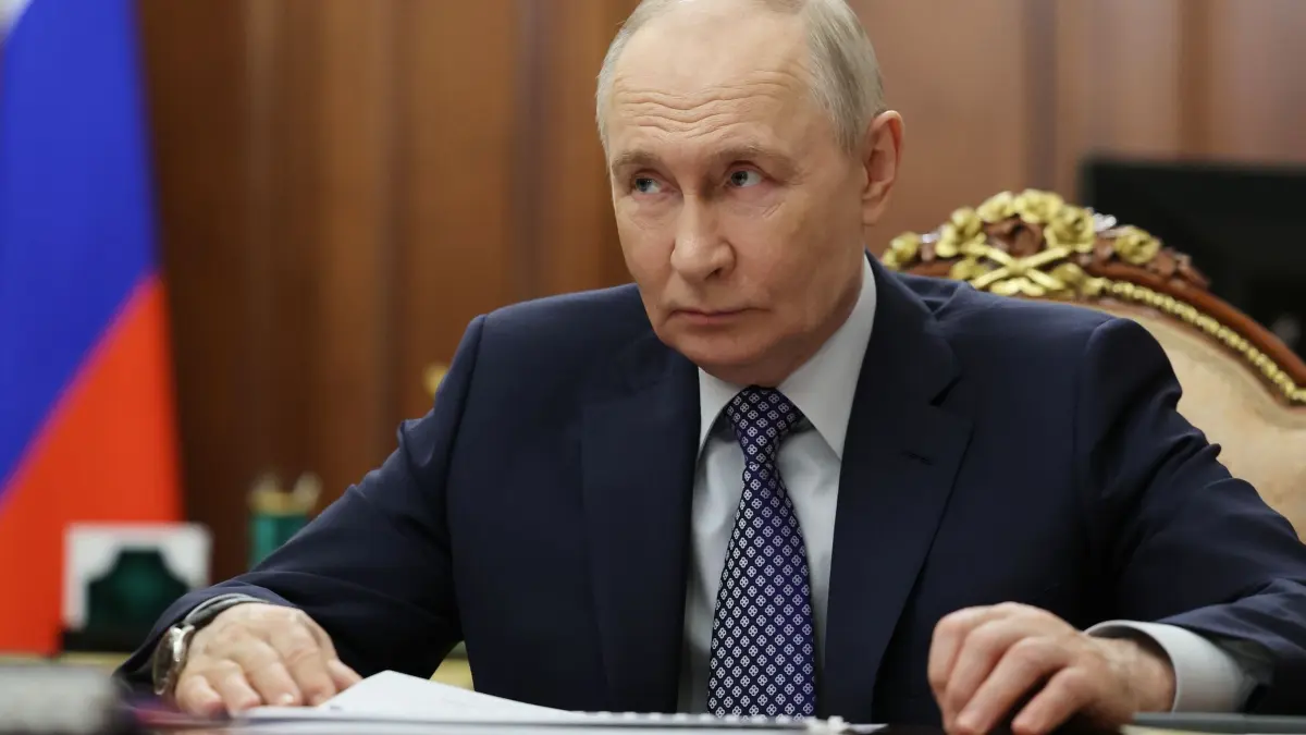 Ukraine-Krieg - Putin verkündet Waffenruhe für Osterfeiertage: 08.04.2026, Russland, Moskau: Auf diesem von der staatlichen russischen Nachrichtenagentur Sputnik via AP veröffentlichten Foto hört der russische Präsident Wladimir Putin dem stellvertretenden Ministerpräsidenten und Chef des Regierungsstabs Grigorenko während ihres Treffens im Kreml zu. Putin hat nach Kremlangaben anlässlich des orthodoxen Osterfests eine Waffenruhe im Krieg gegen die Ukraine verkündet. Foto: Alexander Kazakov/Pool Sputnik Kremlin/AP/dpa - ACHTUNG: Nur zur redaktionellen Verwendung und nur mit vollständiger Nennung des vorstehenden Credits +++ dpa-Bildfunk +++