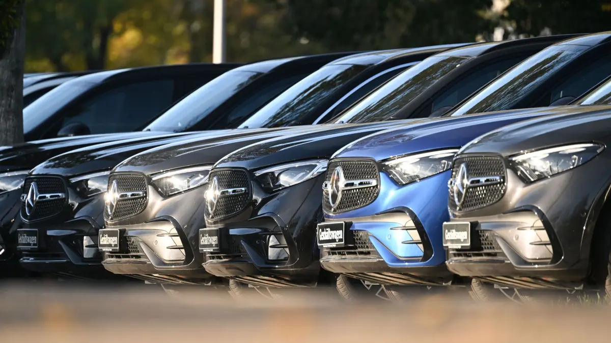 Mercedes-Benz Group AG: ARCHIV - 29.10.2025, Baden-Württemberg, Stuttgart: PKWs des Fahrzeugherstellers Mercedes-Benz stehen vor einem Autohaus. (zu dpa: «Mercedes-Benz verkauft erneut weniger Autos») Foto: Bernd Weißbrod/dpa +++ dpa-Bildfunk +++