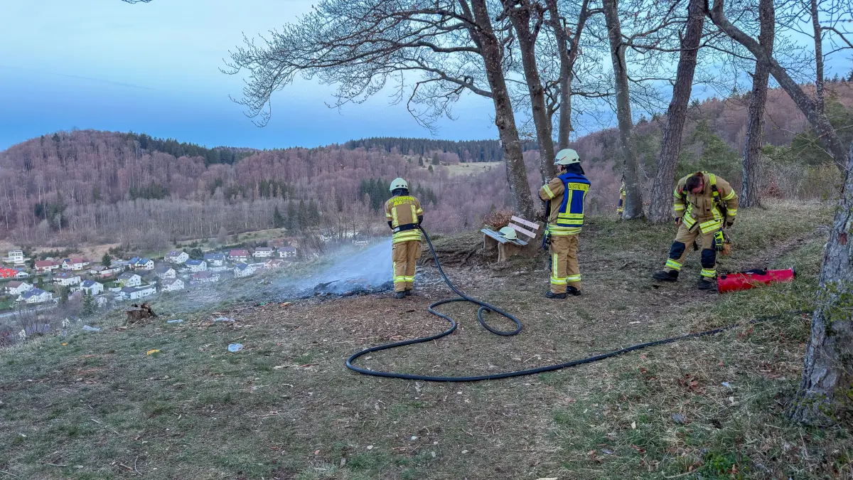 Eine noch heiße Grillstelle könnte nach ersten Einschätzungen die Ursache für den Flächenbrand gewesen sein.