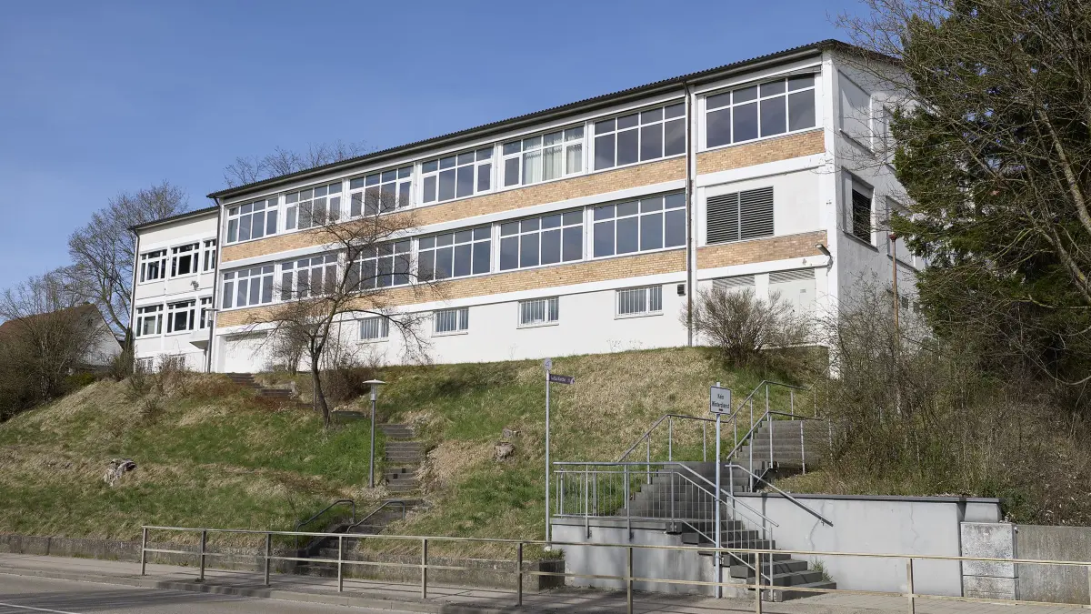 Amstetten: Das leerstehende Gebäude in der Hauptstraße, das ehemals der Firma Lederer Elastic Yarns gehörte, soll, da die Sanierungsmaßnahmen nicht rentabel sind, abgerissen werden.