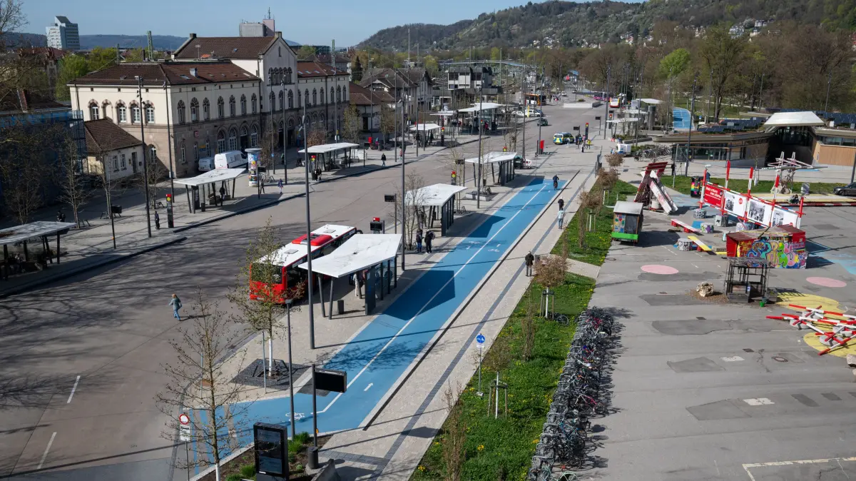 Tübus, Stadtwerke Tübingen, Bus, Öffentlicher Nahverkehr, Haltestelle, Europaplatz, ZOB, Hauptbahnhof, Schienenersatzverkehr (SEV), Blaues Band, Radweg, leeres Baufeld Europaplatz