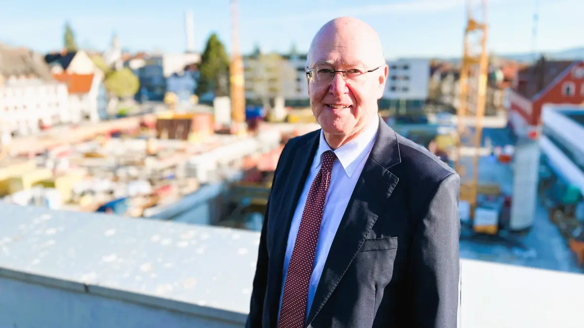 Der scheidende Landrat Dr. Wolf-Rüdiger Michel kann von seinem Amtszimmer aus auf die Baustelle des neuen Landratsamts in Rottweil blicken.