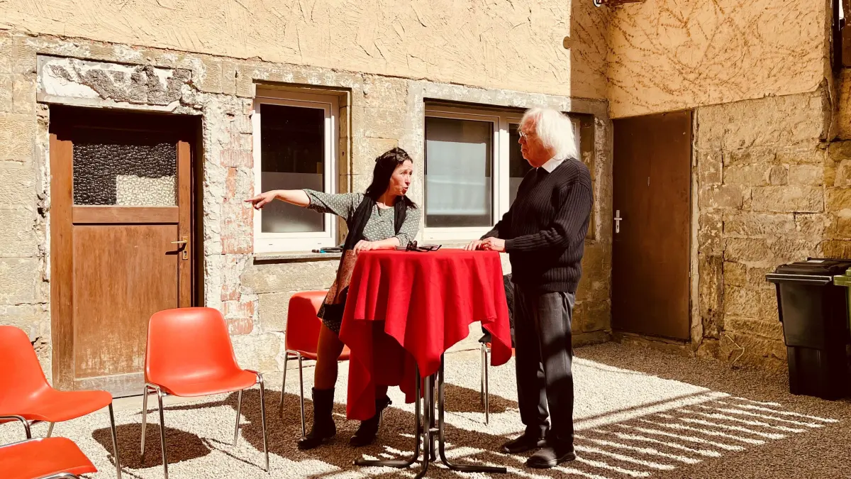 Janne Wagler und Ernst Heimes im neuen "Kulturhof" (Hinterhof Kuhgässle 1) in Rottenburg