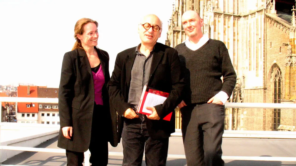 Ein Bild aus dem Jahr 2006: Karla Nieraad und Jürgen Grözinger mit dem Komponisten Michael Nyman (Mitte).