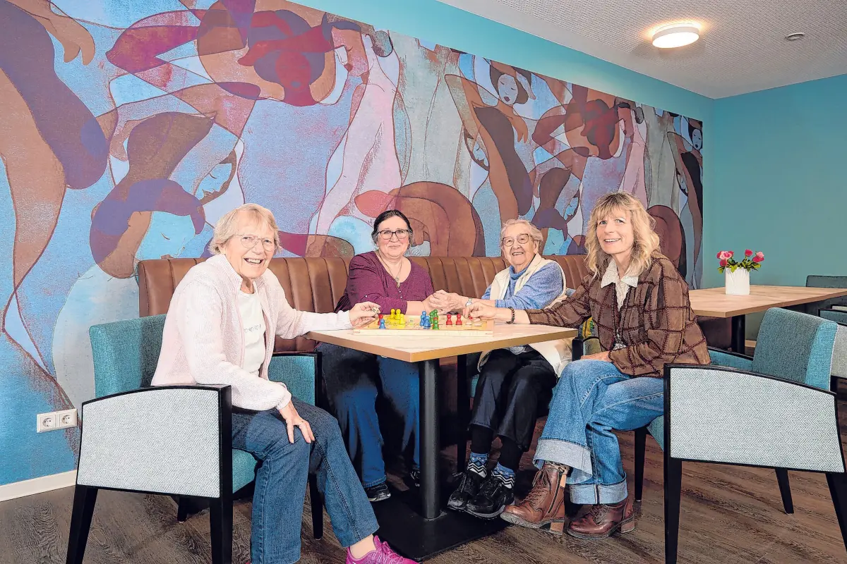 Neues Seniorenzentrum in KusterdingenLustige Runde mit Einrichtungsleitung Regina Hönes (re.)Foto: Die Zieglerschen / Bernhard Krause⇥Bernhard Krause