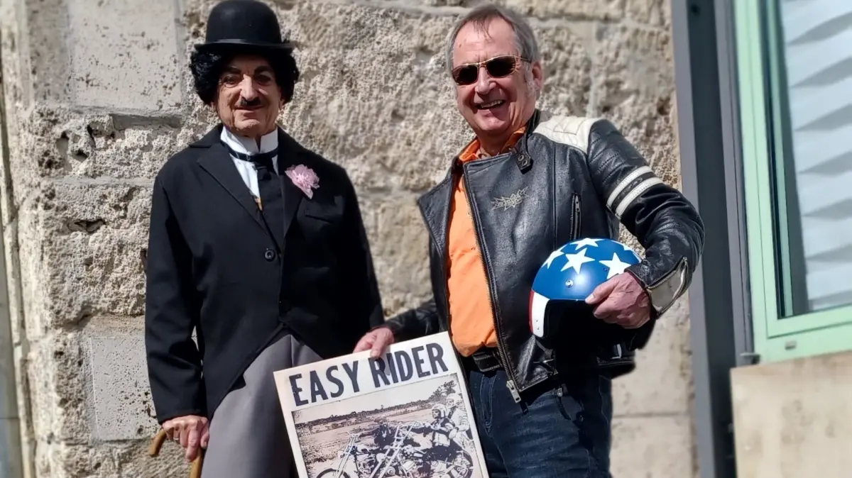 Thema Hollywood: Charlie Chaplin, alias Dr. Rolf Hägele, und Rudi Wurster vom Dettinger Gewerbeverein freuen sich auf das Frühlingserwachen.