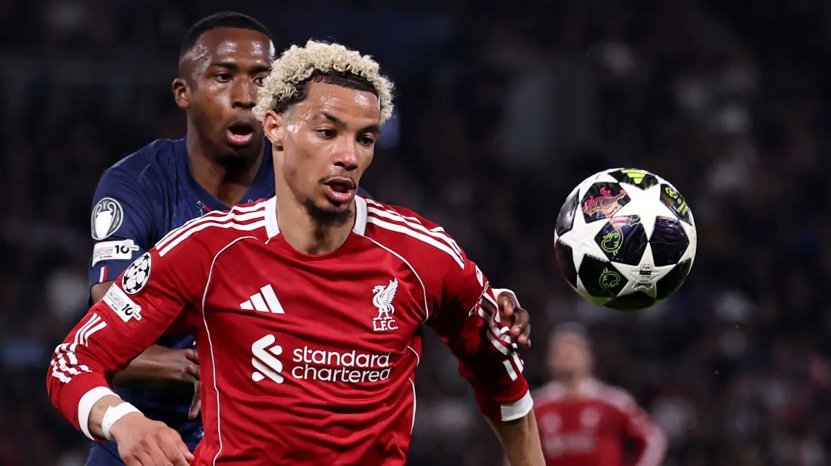 Liverpool's French striker #22 Hugo Ekitike (R) fights for the ball with Paris Saint-Germain's Ecuadorian defender #51 Willian Pacho (L) during the UEFA Champions League quarter-final first leg football match between Paris Saint-Germain (PSG) and Liverpool FC at the Parc des Princes stadium in Paris on April 8, 2026. (Photo by FRANCK FIFE / AFP)