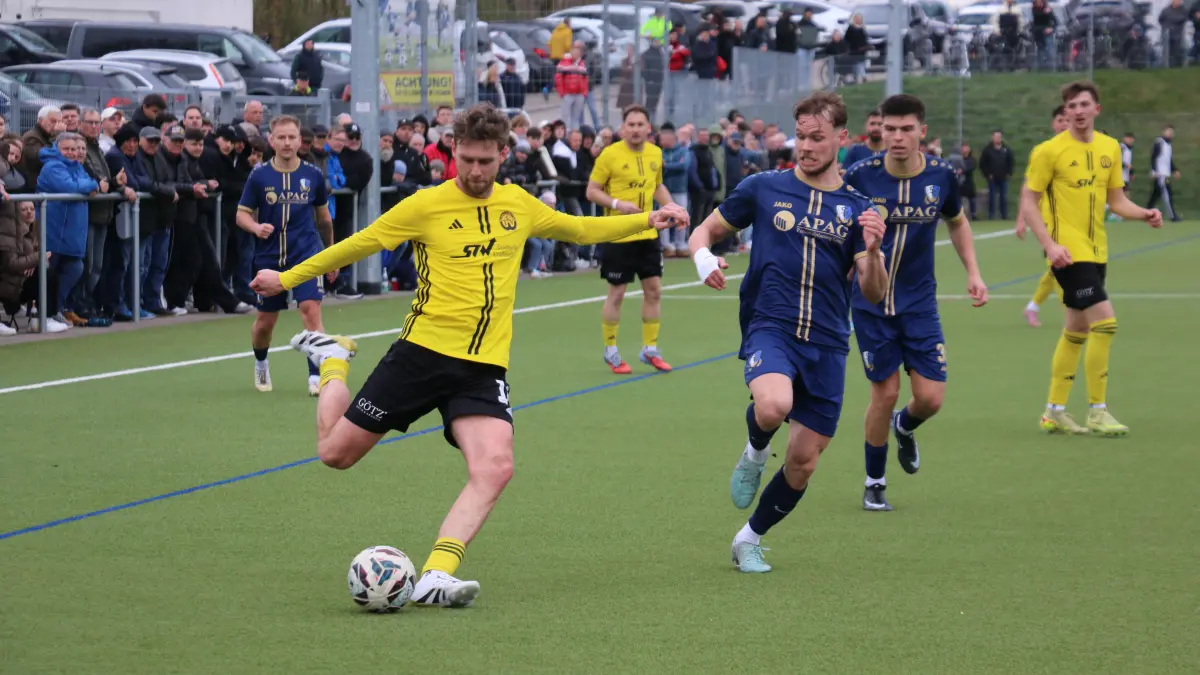 Tim Meßner (am Ball) und der TSV Crailsheim haben nach dem Auswärtsspiel bei der Spvgg Satteldorf als Nächstes das Heimspiel gegen den GSV Pleidelsheim auf dem Spielplan. In der Vorrunde trennten sich beide Mannschaften 1:1.