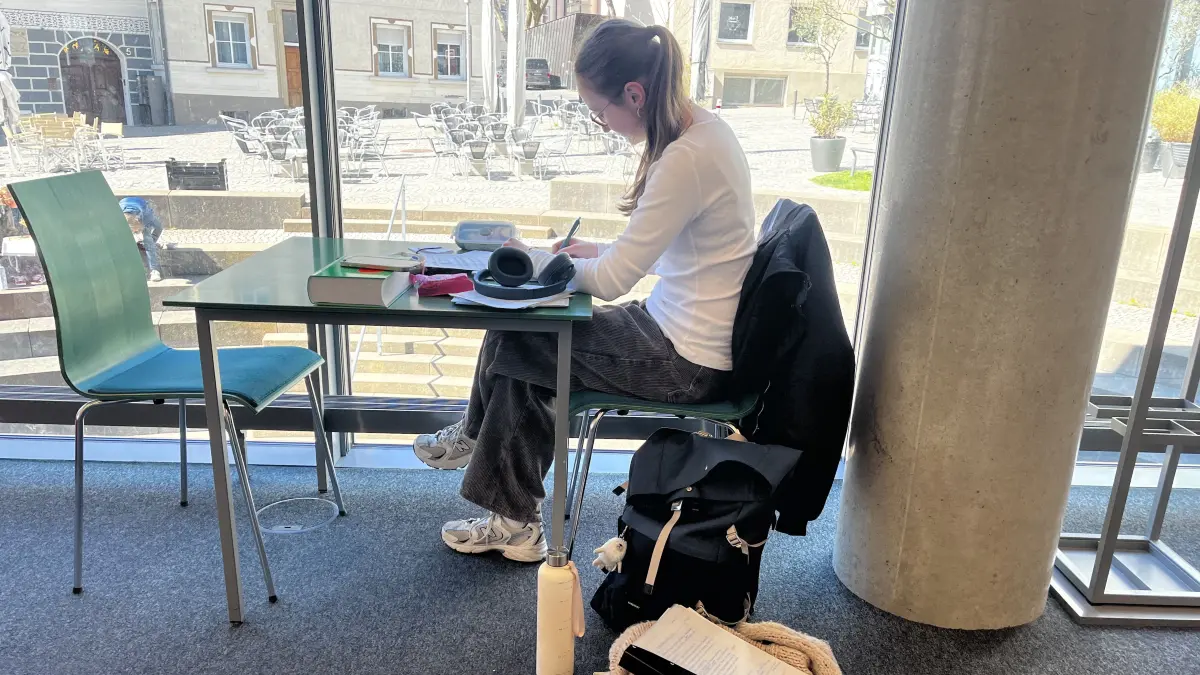Lernen in der Stadtbibliothek Ulm, Am 17. April beginnen die Abiprüfungen mit Latein auch für Schülerin annelie