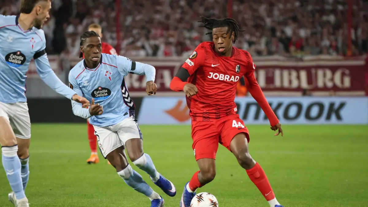 SC Freiburg - Celta Vigo: 09.04.2026, Baden-Württemberg, Freiburg Im Breisgau: Fußball, Männer: Europa League, SC Freiburg - Celta Vigo, K.o.-Runde, Viertelfinale, Hinspiele, Europa-Park Stadion, Ilaix Moriba (RC Celta) und Johan Manzambi (r, SC Freiburg) kämpfen um den Ball. Foto: Philipp von Ditfurth/dpa +++ dpa-Bildfunk +++