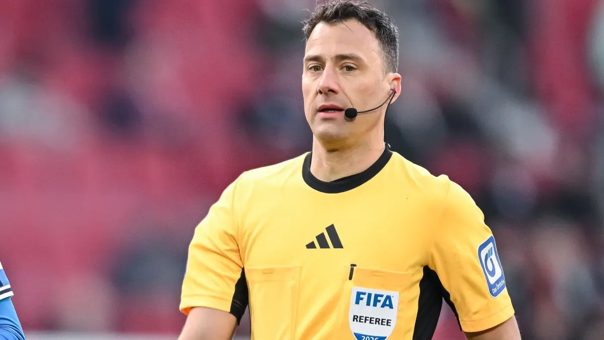 Felix Zwayer: ARCHIV - 15.02.2026, Bayern, Augsburg: Fußball: Bundesliga, FC Augsburg - 1. FC Heidenheim, 22. Spieltag, WWK-Arena. Schiedsrichter Felix Zwayer beobachtet das Spiel. (zu dpa: «Als einziger Deutscher: Zwayer pfeift bei der Fußball-WM») Foto: Harry Langer/dpa +++ dpa-Bildfunk +++
