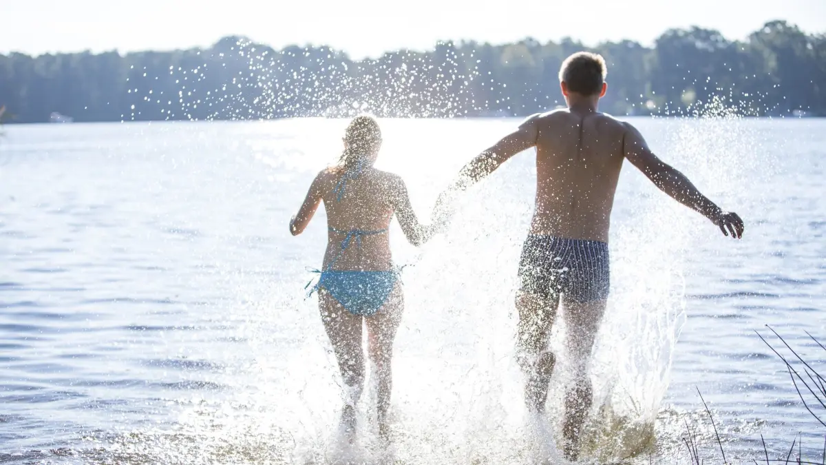 Paar geht in einem See baden