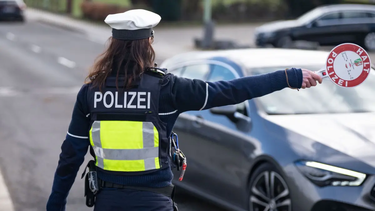 Eröffnung Motorradsaison in NRW: ARCHIV - 15.03.2026, Nordrhein-Westfalen, Heimbach: Im Rahmen der Eröffnung der Motorradsaison finden in der Eifel vermehrt Verkehrskontrollen statt. (zu dpa: «Mehr als ein Kilo Crystal Meth in Wohnung entdeckt») Foto: Benjamin Westhoff/dpa +++ dpa-Bildfunk +++