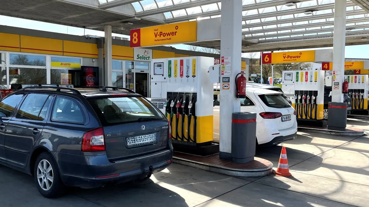 Kurz vor Mittag herrscht Hochbetrieb an der Shell-Tankstelle in Empfingen.