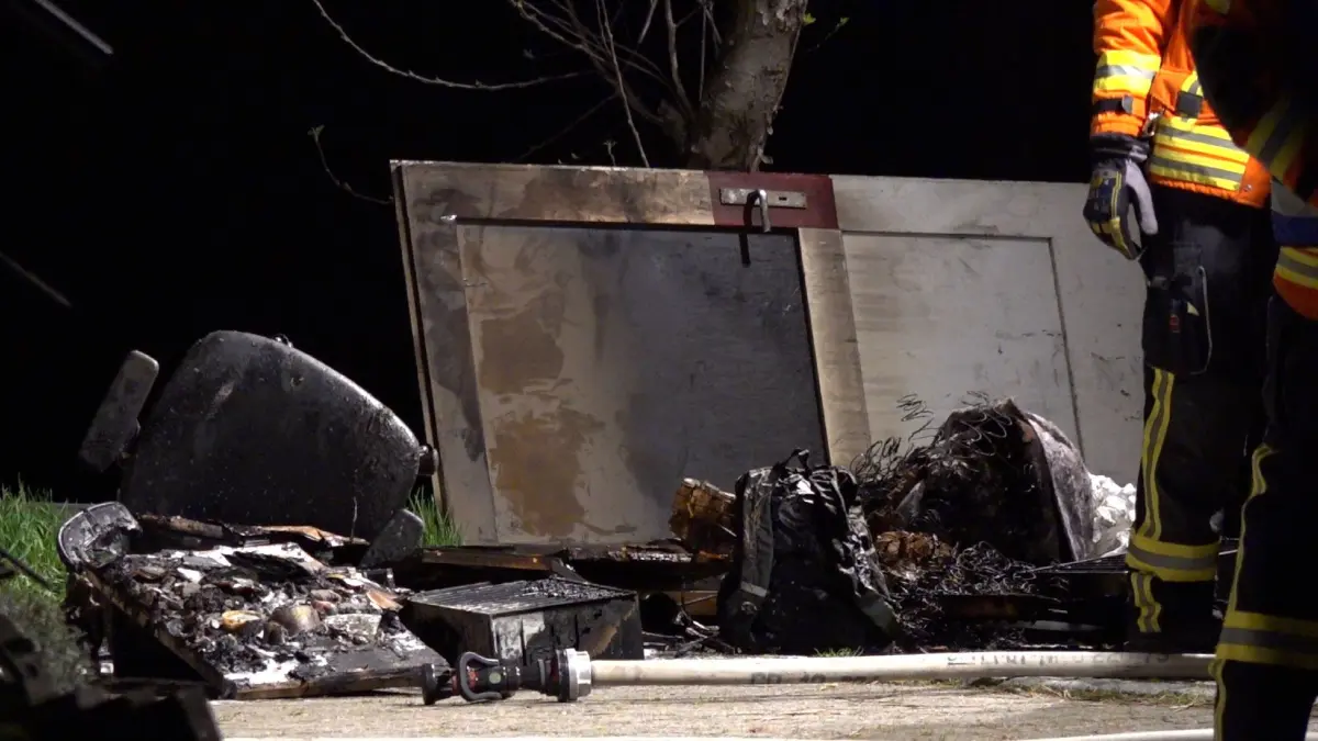 Ebrsbach Fils: Feuer im Untergeschoss loest Grosseinsatz aus – Bewohner rettet sich aufs Dach: Am fruehen Donnerstagmorgen gegen 3:15 Uhr wurden die Feuerwehren aus Ebersbach und Uhingen zu einem Kellerbrand in die Staufenstrasse im Ortsteil Weiler alarmiert. Beim Eintreffen der Einsatzkraefte wurde eine starke Rauchentwicklung in dem betroffenen Gebaeude festgestellt.<br /><br />
<br /><br />
Eine Person hatte sich zu diesem Zeitpunkt auf das Dach des Hauses gefluechtet und konnte von der Feuerwehr mithilfe einer Steckleiter gerettet werden. Im Zuge der Erkundung lokalisierten die Einsatzkraefte den Brandherd im Keller und konnten das Feuer zuegig abloeschen.<br /><br />
<br /><br />
Anschliessend wurde das Gebaeude durch die Feuerwehr belueftet. Wie viele Anwohner verletzt wurden, ist derzeit noch unklar. Die genaue Ursache des Brandes ist Gegenstand laufender Ermittlungen.