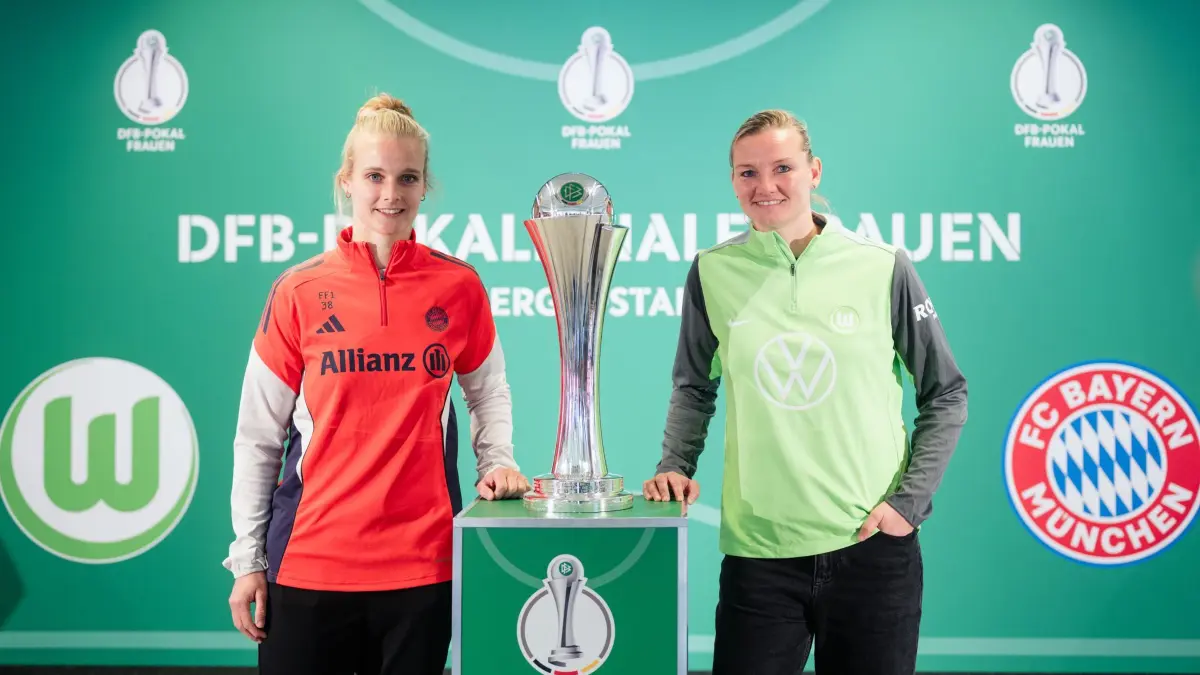 Pressekonferenz DFB-Pokalfinale der Frauen: 09.04.2026, Nordrhein-Westfalen, Köln: Fußball, Frauen, Pressekonferenz zum DFB-Pokalfinale, die Spielerinnen Anna Klink (l, FC Bayern München) und Alexandra Popp (VfL Wolfsburg) stehen neben dem DFB-Pokal im Rhein-Energie-Stadion. Der FC Bayern München und der VfL Wolfsburg treffen im Finale am 16.05.2026 aufeinander. Foto: Marius Becker/dpa +++ dpa-Bildfunk +++