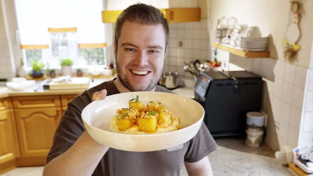 Der Koch Dennis Straubmüller aus Böhmenkirch zaubert in seiner Küche köstliche Gerichte für die Leser der Geislinger Zeitung. Rezept 1: Milchreis mit karamellisierter Ananas und Amarettini.