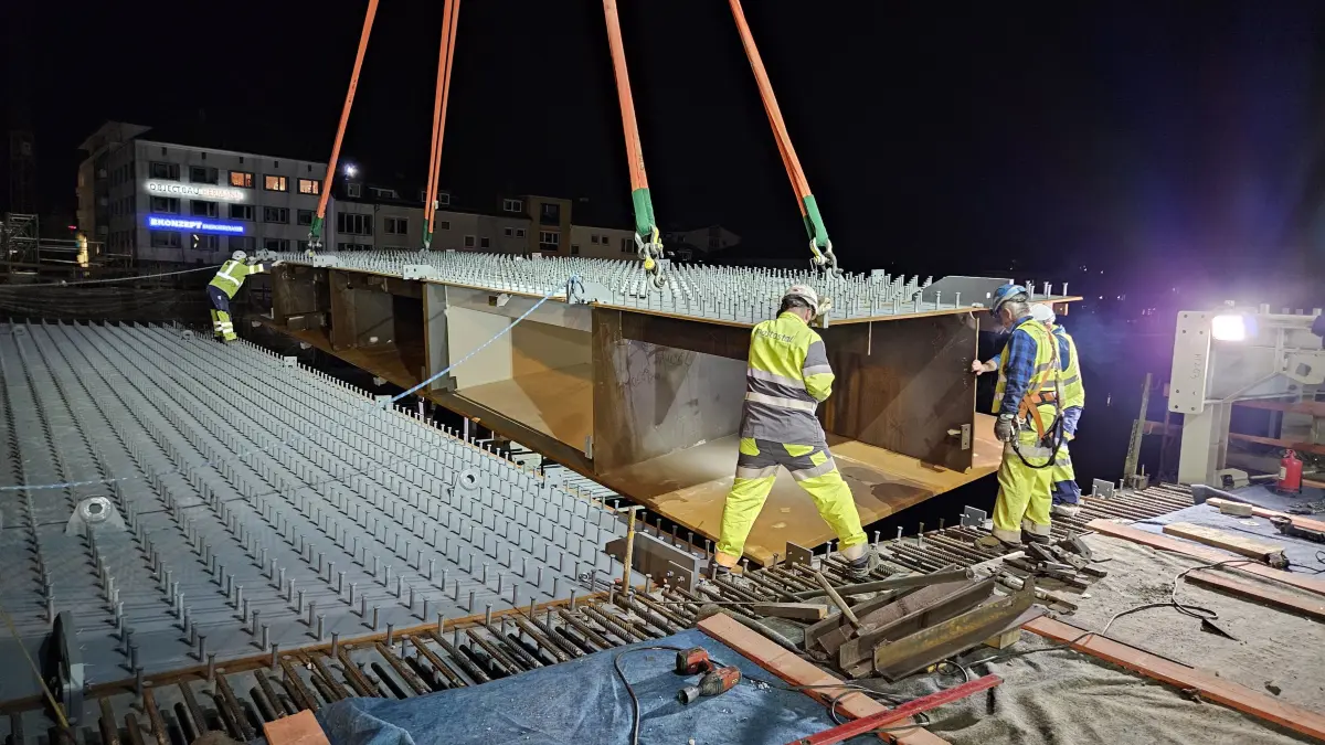 Neubau Gänstorbrücke, Einhub zweier Teile des vierten Segments (Ulmer Seite) in der Nacht vom 9. auf 10. April 2026