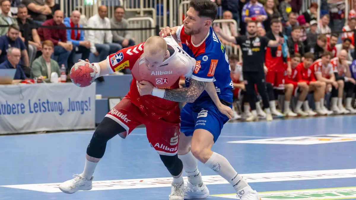 TuSEM Essen vs. HBW Balingen Weilstetten, Handball, 2. HBL, 27. Spieltag, Saison 2025/2026, 10.04.2026: Zweikampf zwischen Oskar Kostuj (TuSEM Essen, #55) und Csaba Leimeter (HBW Balingen Weilstetten, #55).
TuSEM Essen vs. HBW Balingen Weilstetten, Handball, 2. HBL, 27. Spieltag, Saison 2025/2026, 10.04.2026
Foto: Eibner-Pressefoto/Thomas Haesler