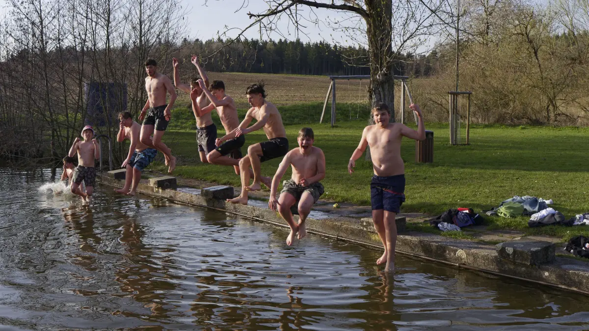 Badsee Gschwend: Neun Jungs der CVJM – Jungenschaft aus Hochdorf bei Nagold springen beherzt in den kalten See.