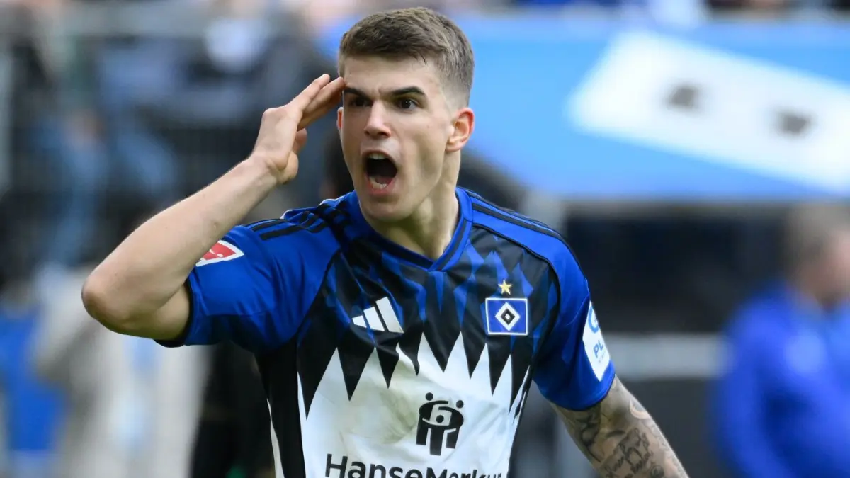 Luka Vuskovic vom Hamburger SV: ARCHIV - 04.04.2026, Hamburg: Fußball, Männer: Bundesliga, Hamburger SV - FC Augsburg, 28. Spieltag, Volksparkstadion. Luka Vušković (Hamburger SV) reagiert nach einem nicht gegebenen Elfmeter für Hamburg. (zu dpa: «Abwehrnot beim HSV: Auch Vuskovic fehlt in Stuttgart») Foto: Gregor Fischer/dpa - WICHTIGER HINWEIS: Gemäß den Vorgaben der DFL Deutsche Fußball Liga bzw. des DFB Deutscher Fußball-Bund ist es untersagt, in dem Stadion und/oder vom Spiel angefertigte Fotoaufnahmen in Form von Sequenzbildern und/oder videoähnlichen Fotostrecken zu verwerten bzw. verwerten zu lassen. +++ dpa-Bildfunk +++