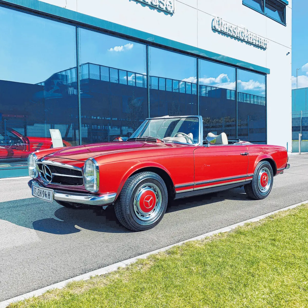 Bleibt im Familienbesitz: Die rote Pagode 280 SL aus dem Jahr 1970, die einst im Besitz der Oma war.